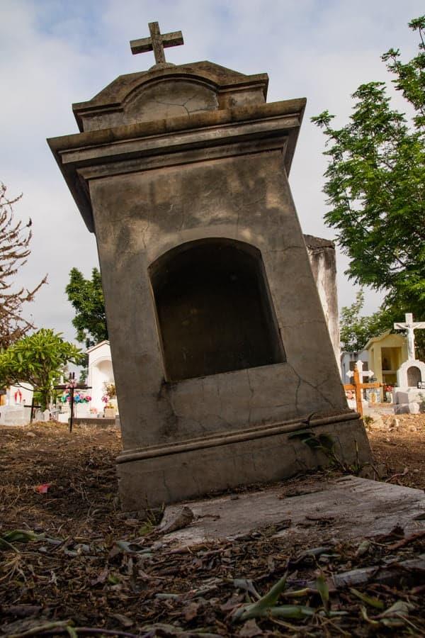 Tumbas de personajes  históricos en panteón