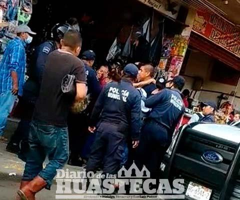 Detenidos por agredir a policía