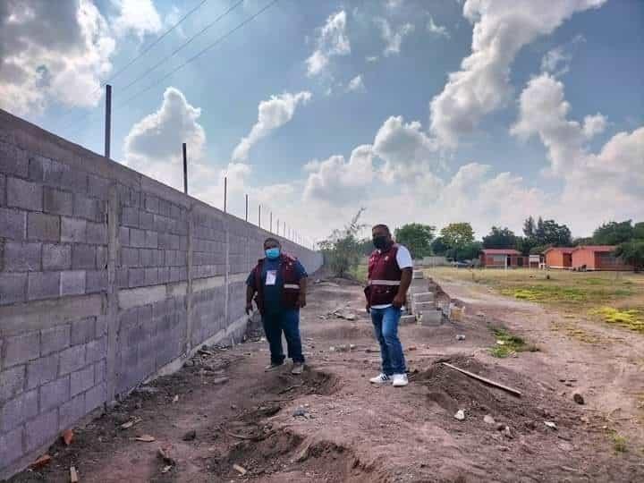 Construyen barda en primaria de Los Llanitos