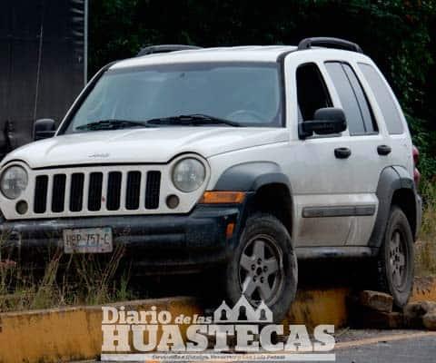 Camioneta se subió al camellón