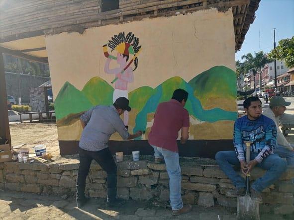 Pintan mural en casitas para festejo de carnaval en Huejutla