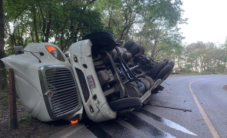 Tráiler se volcó en la México-Tampico