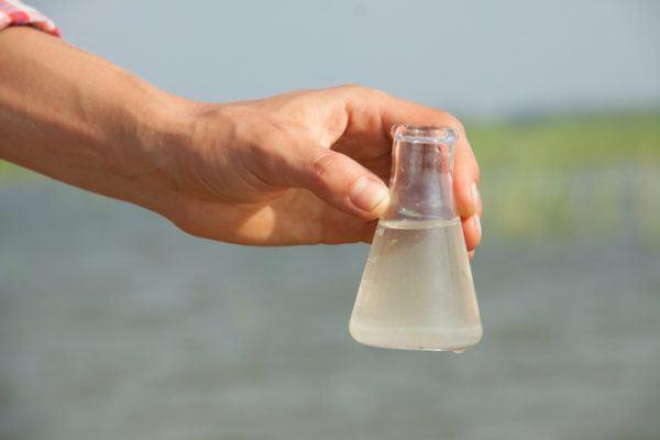 Riesgo de ingerir el agua contaminada