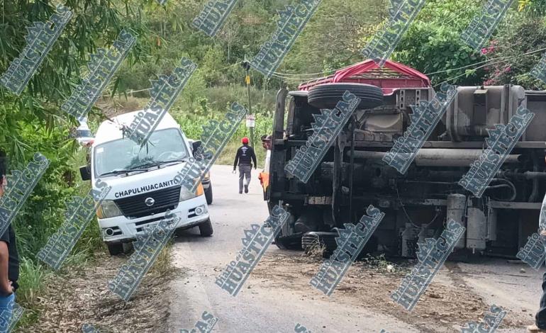 Camión se volcó en la Álamo-Tamazunchale