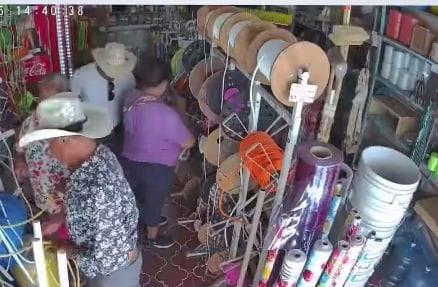 Ladrones robaron cartera a mujer