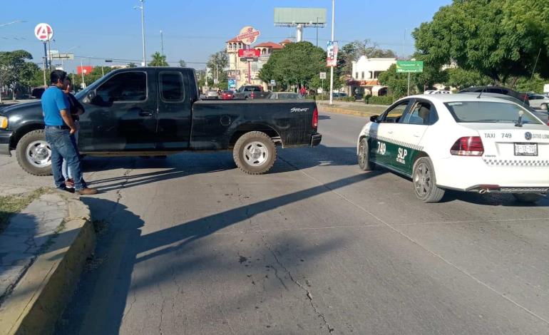 Vehículo chocó contra un taxi     