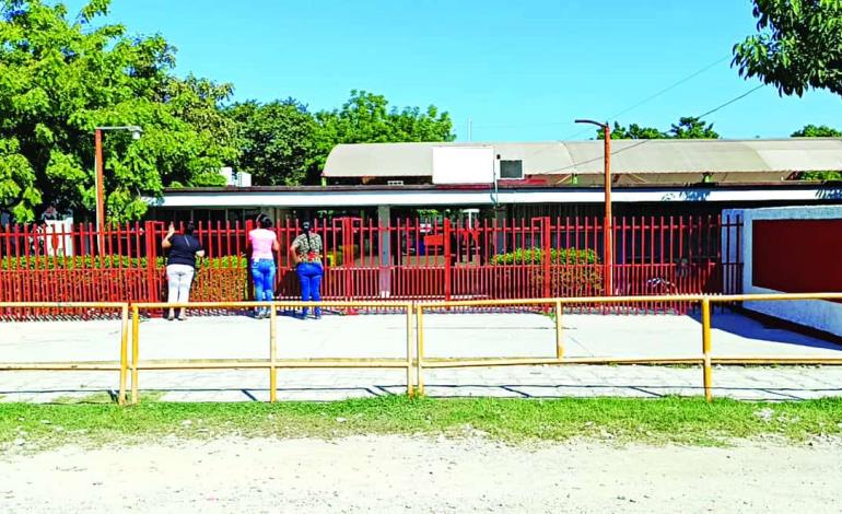 Hombre armado  en secundaria             