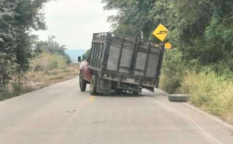 Camión se le zafó un neumático en Tamazunchale-Álamo