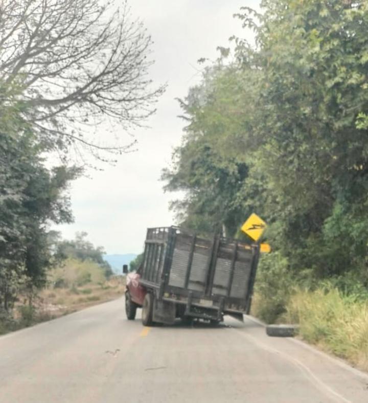 Camión se le zafó un neumático en Tamazunchale-Álamo