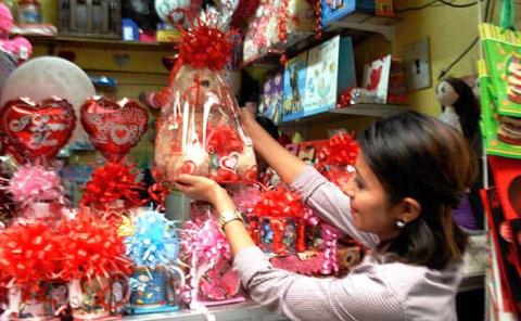 Esperan comerciantes repunte de ventas por Día del Amor 
