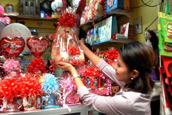 Esperan comerciantes repunte de ventas por Día del Amor 