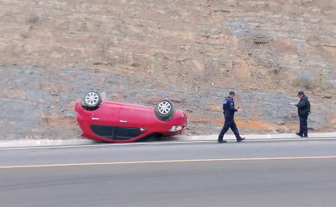 Iba a velocidad excesiva y termina volcado en vía Tamazunchale-Matlapa