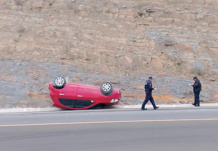 Iba a velocidad excesiva y termina volcado en vía Tamazunchale-Matlapa