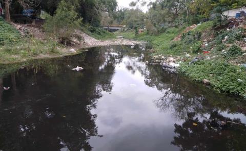 Convierten arroyo Acontla en canal de aguas negras