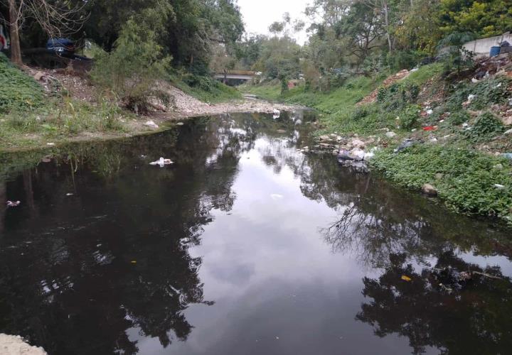 Convierten arroyo Acontla en canal de aguas negras