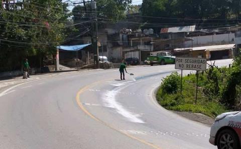 MOTOCICLISTAS DERRAPAN POR ACEITE EN CARRETERA