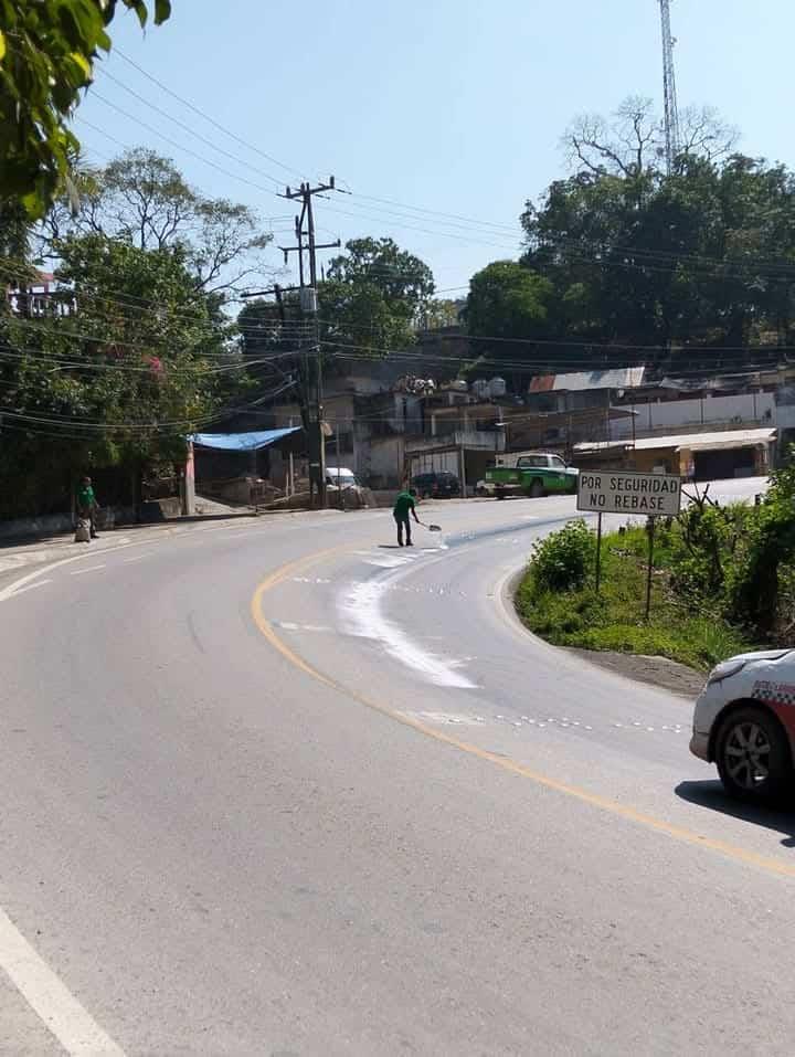 MOTOCICLISTAS DERRAPAN POR ACEITE EN CARRETERA