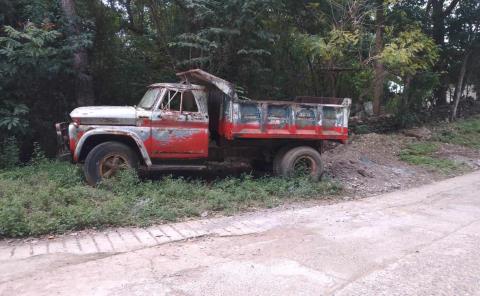 Vehículos abandonados generan riesgos