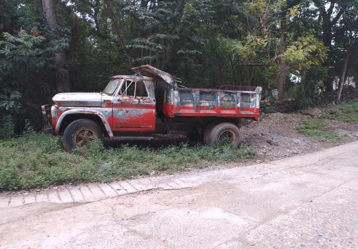 Vehículos abandonados generan riesgos