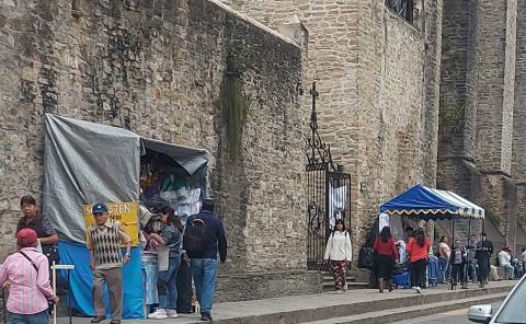 Por Día de la Candelaria expenden productos fuera de la iglesia
