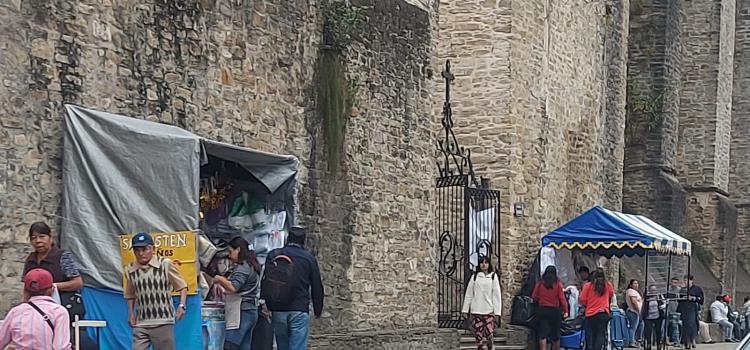 Por Día de la Candelaria expenden productos fuera de la iglesia