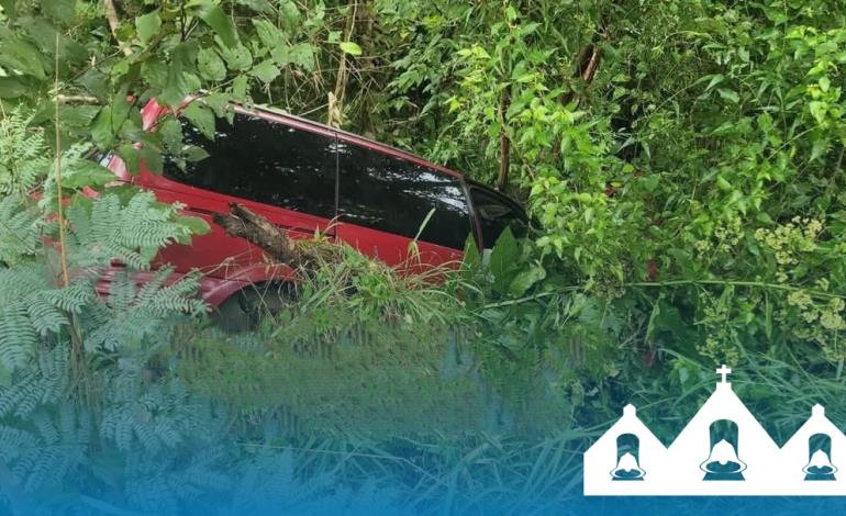 Camioneta terminó entre la maleza