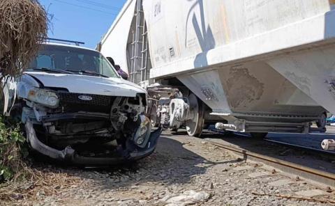 Se llevó el tren a una camioneta          
