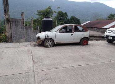 Calles "cementerios" de autos chatarra