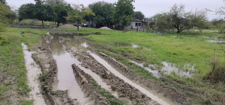 Enormes lagunas  por fuga de agua