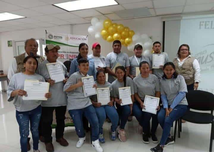 Acaban con el rezago  educativo en el campo