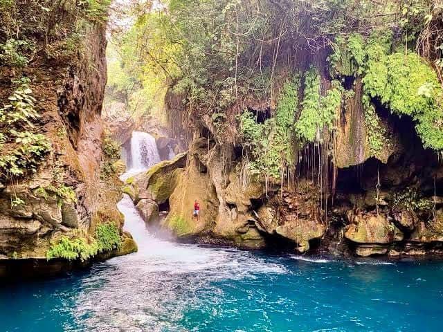 Visitantes acuden  a Puente de Dios