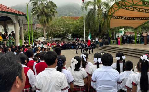 Conmemoraron escuelas el Día de la Constitución Mexicana