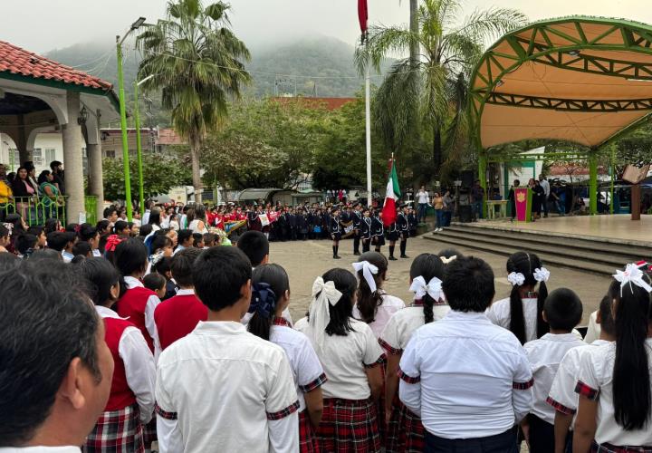 Conmemoraron escuelas el Día de la Constitución Mexicana