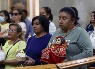 Ocho mil niños "Dios" bendijo la iglesia