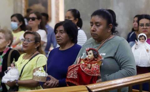 Ocho mil niños "Dios" bendijo la iglesia
