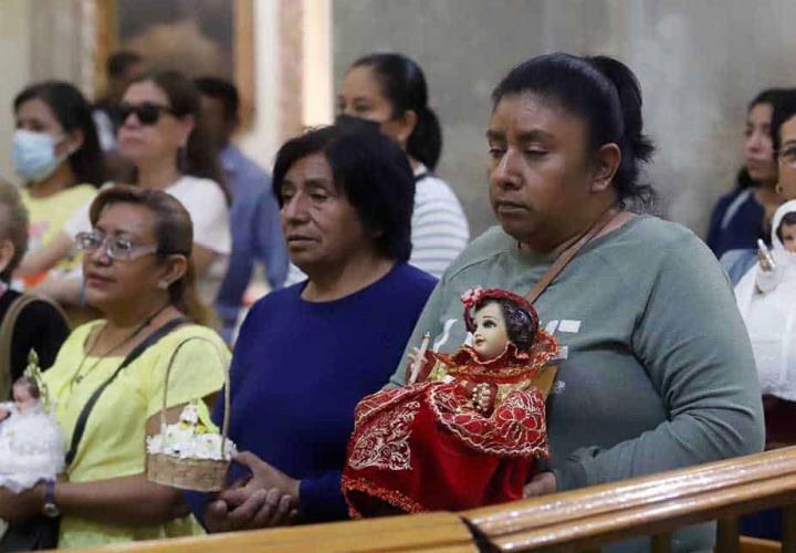 Ocho mil niños "Dios" bendijo la iglesia