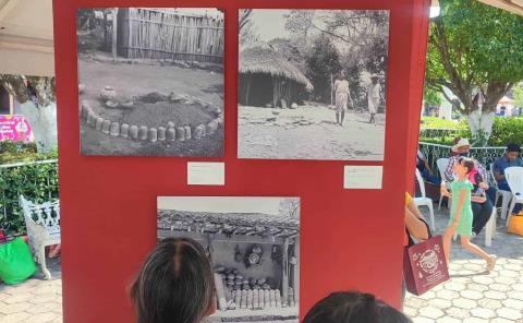 Voces, imágenes y miradas de Huejutla en exposición fotografías en kiosco
