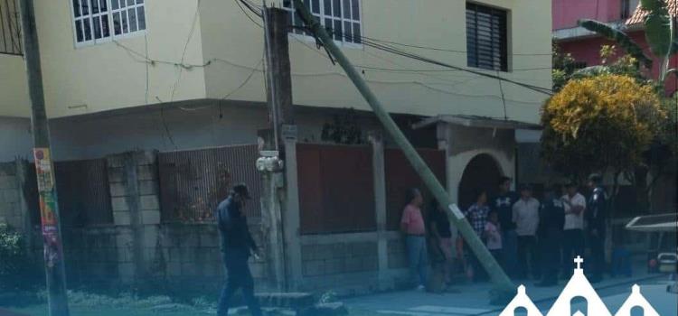 Pipa de gas tumbó poste de Telmex