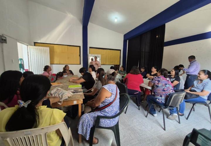 Inicia el curso de bordado tének en Tamazunchale