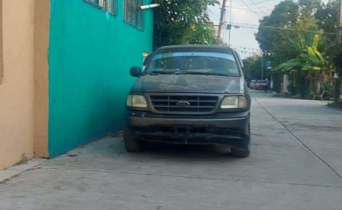 Reportan camioneta mal estacionada