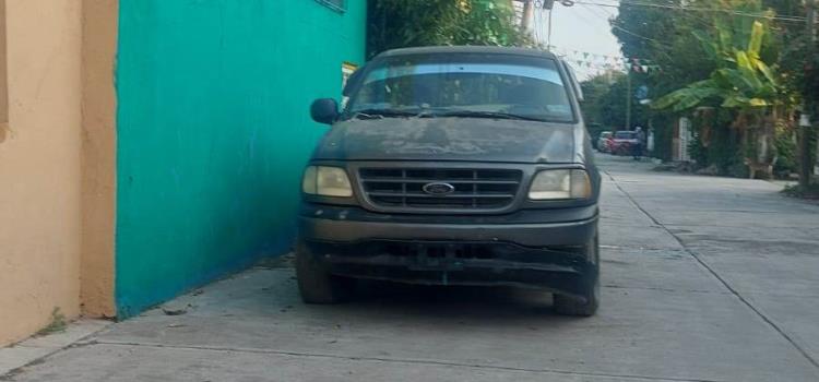 Reportan camioneta mal estacionada