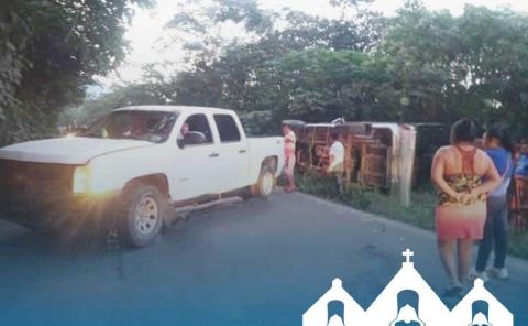 Volcó camioneta cargada de muebles 
