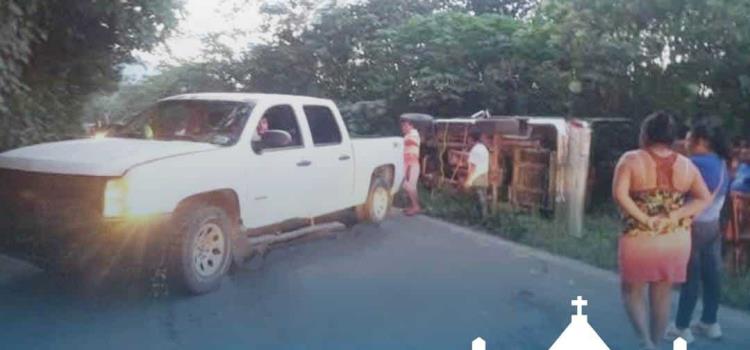 Volcó camioneta cargada de muebles 