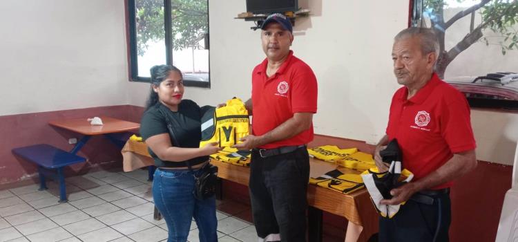 Joven comerciante donó chalecos a Bomberos 