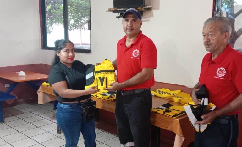 Joven comerciante donó chalecos a Bomberos 