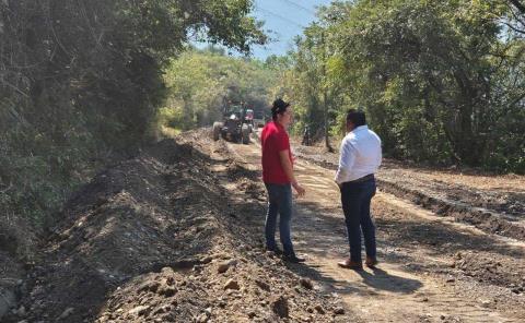 Evalúa alcalde y JEC avances en caminos
