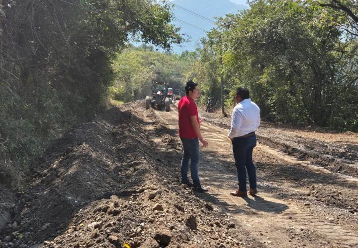 Evalúa alcalde y JEC avances en caminos