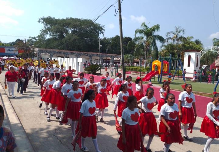 Exitoso desfile del Amor y la Amistad