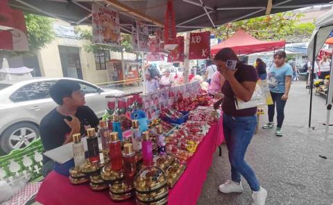 Altas ventas en mercadito del Amor