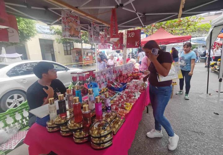 Altas ventas en mercadito del Amor